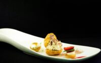 Mignardises: tarte meringuée citron - chouquette pralinée - mousse vanille&fraise