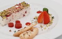 NOUGAT GLACÉ AUX FRUITS ROUGES - PISTACHES - CROQUANTS DES CORDES AUX AMANDES